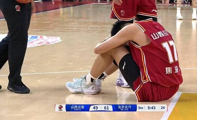 球队心情低落，主力球员受伤离场，挑战重重的简单介绍